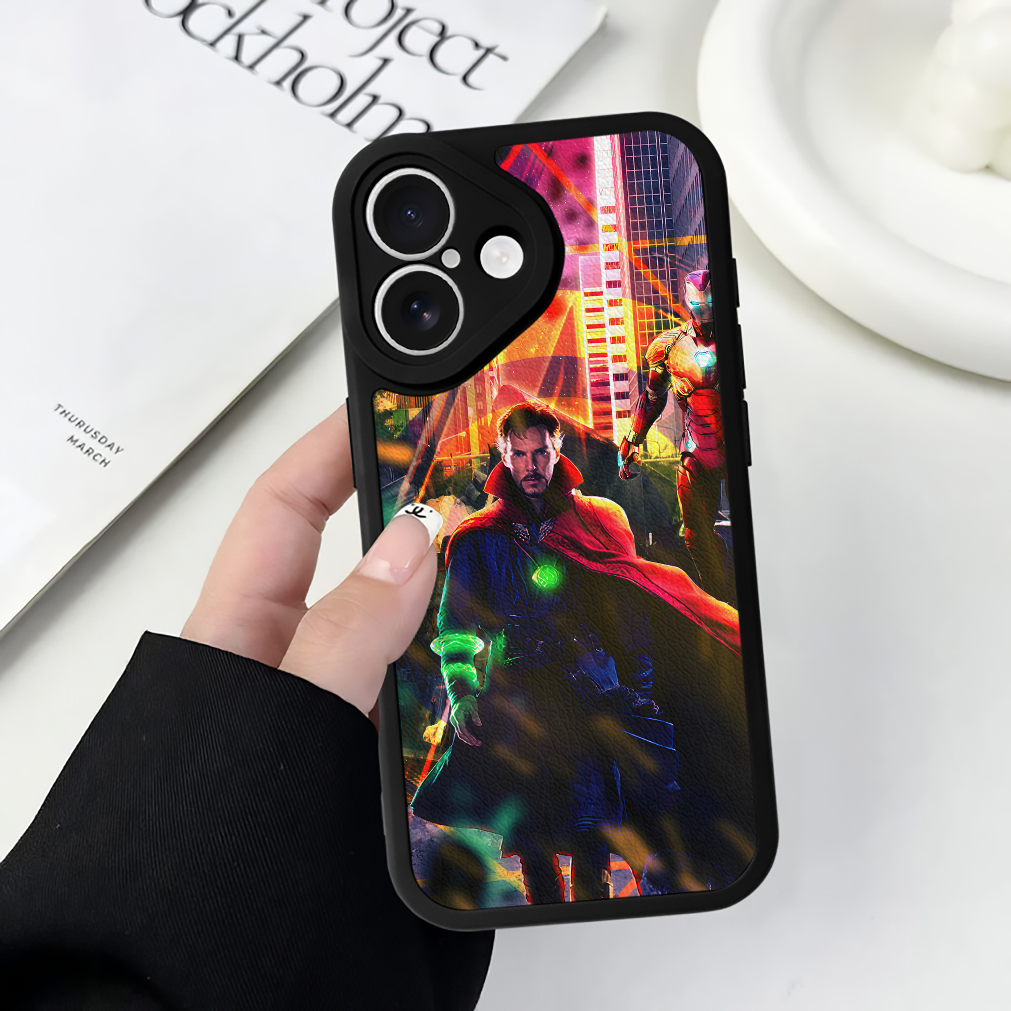 （画像用） アベンジャーズ The Avengers 【iPhone 16シリーズ対応】シリコンスマホケース（レザー調） 材質：シリコン